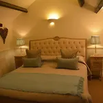 The Castle Arms אורחן
